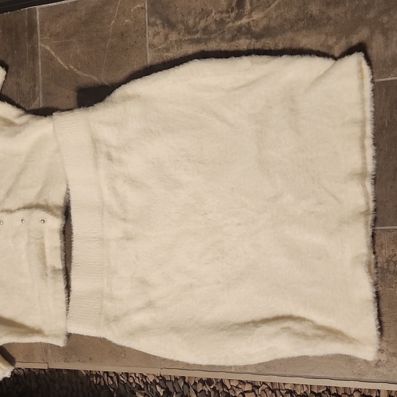 Serenette 2pc Fuzzy Top & Skirt Set Size Medium - Picture 2 of 4